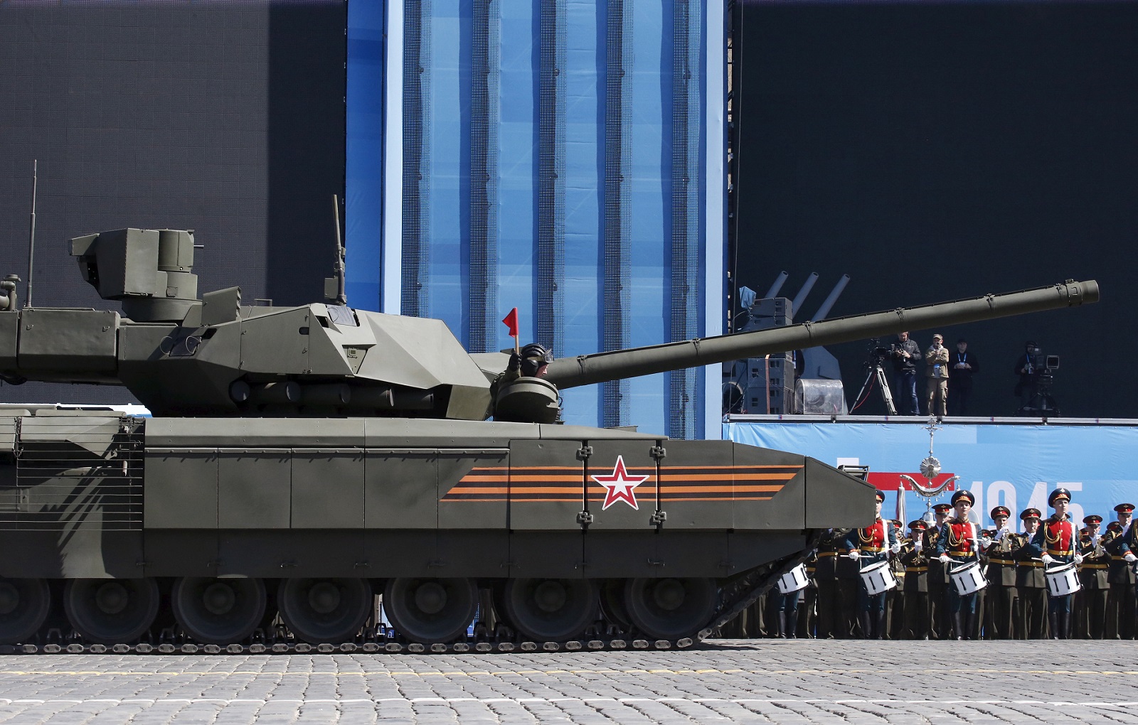 Tank Attack: Russia's New T-14 Armata Vs. America's M1 Abrams (Who Wins ...